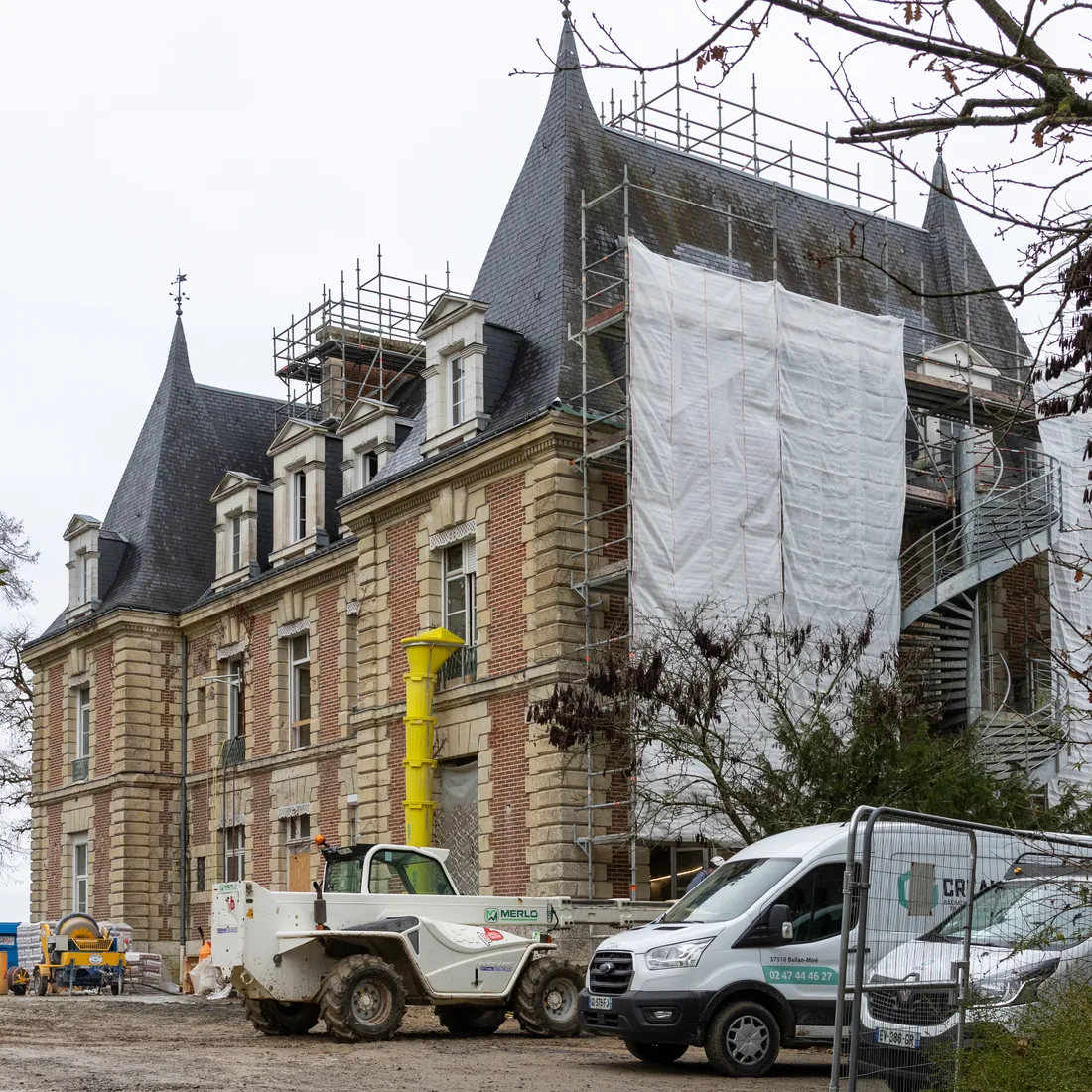 Réhabilitation d'un château sous échafaudages, chantier CREALI