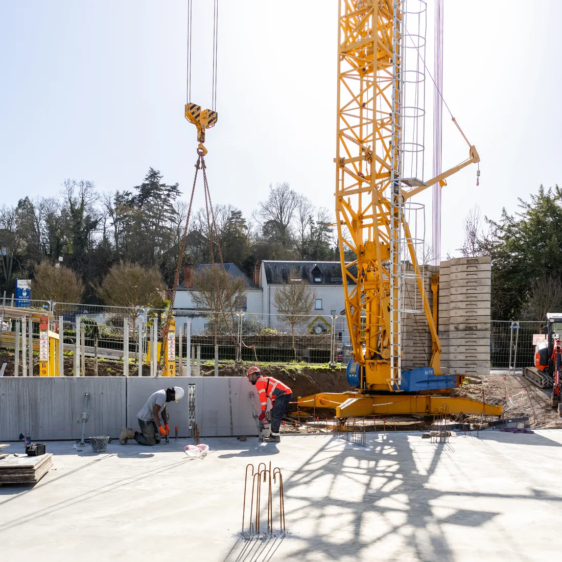 Grue et dalle béton sur un chantier de gros-œuvre CREALI